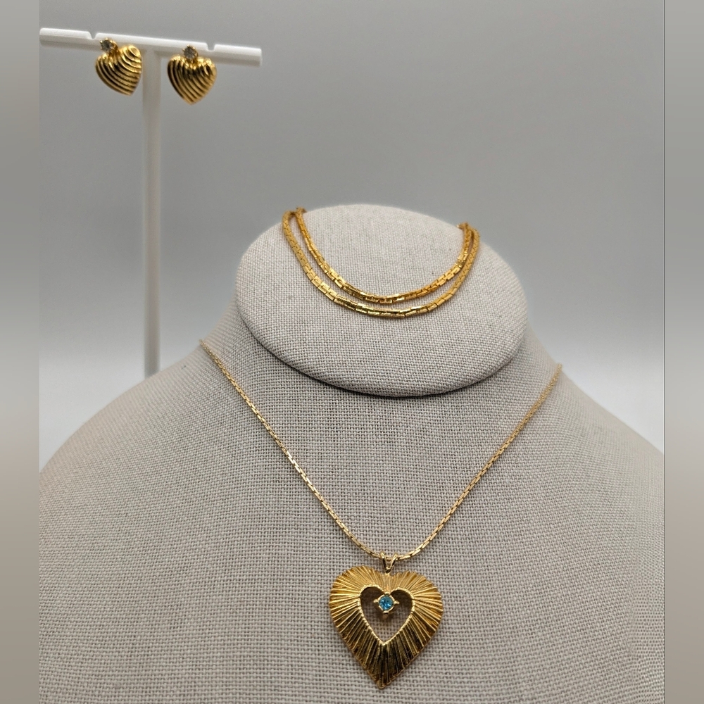 Vintage 4 Piece Gold Tone Jewelry Set and Hearts Avon Korea